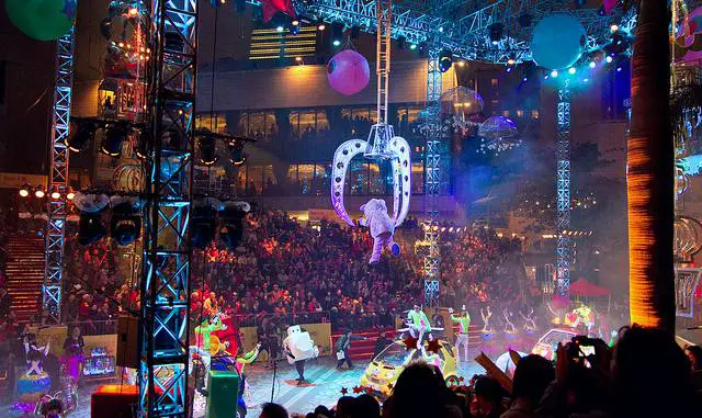 Hong Kong Chinese New Year Parade: Acrobats, Dancers, Clowns