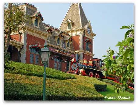 HKDL Train pulls into the station at Main Street USA